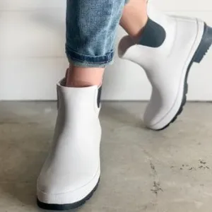 Hey Girl Yikes White/Black Rain Booties
