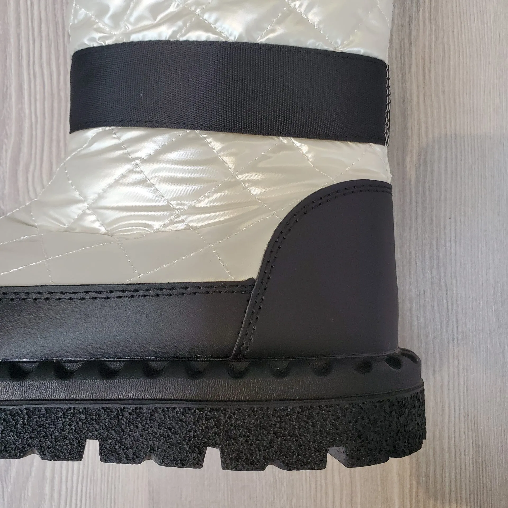 SIDE POCKET WHITE QUILTED BOOTS